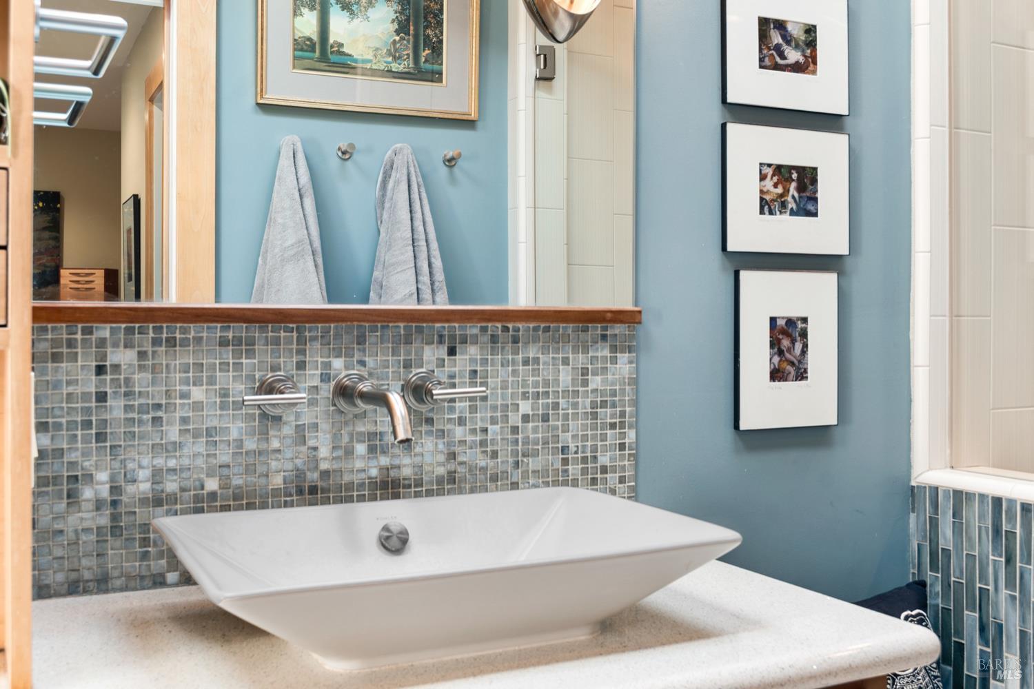 304 High Street Calistoga, CA 94515 - Photo 33 of 53 a bathroom with a bathtub