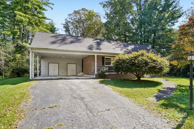 a view of a pathway of a house