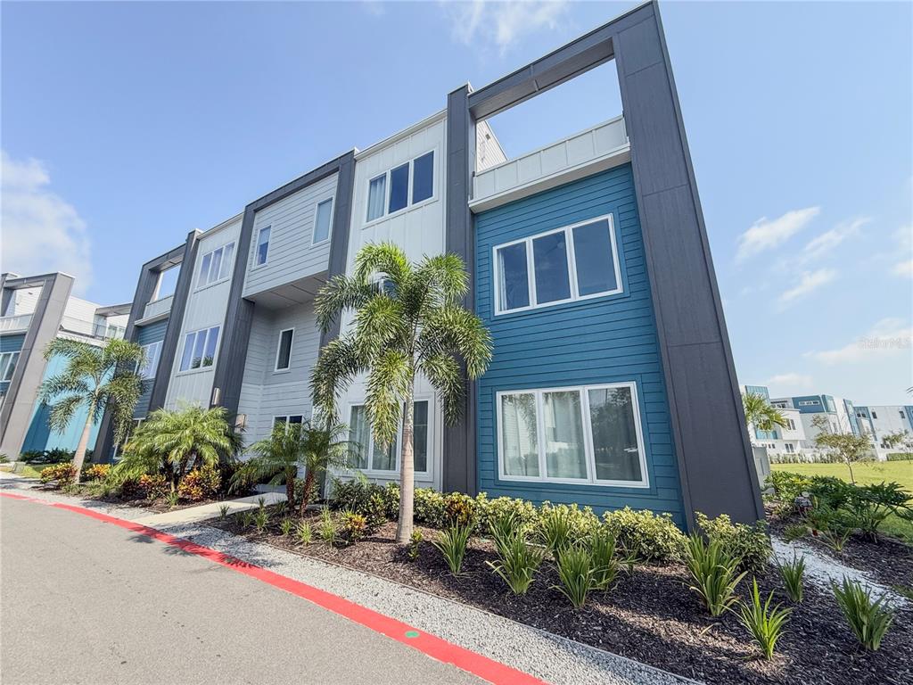 7770 Sandy Ridge Drive, Unit 231 Reunion, FL 34747 - Photo 1 of 25 a front view of a house with yard