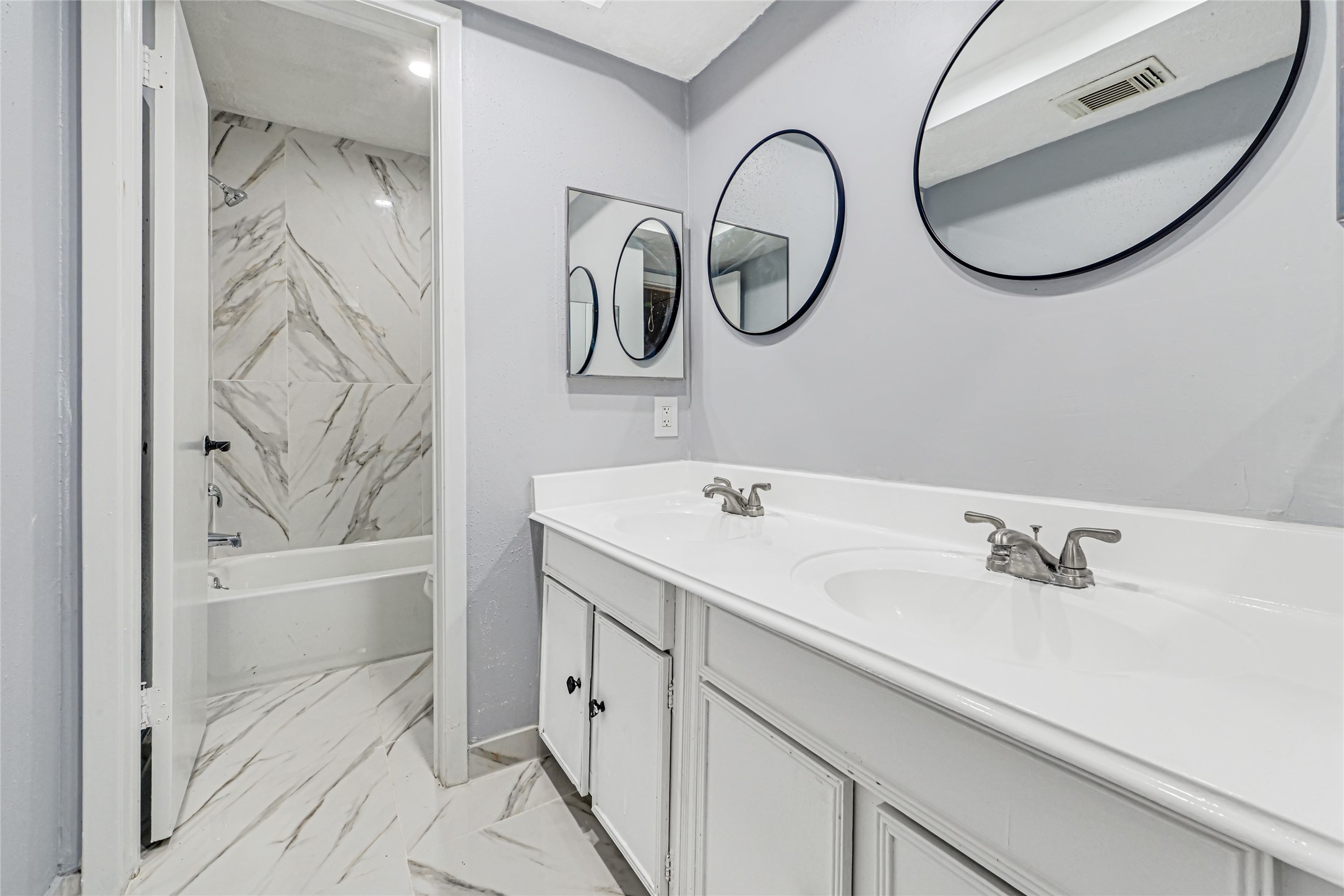 10554 Quail Ridge Lane Sugar Land, TX 77498 - Photo 22 of 37 Secondary Bathroom