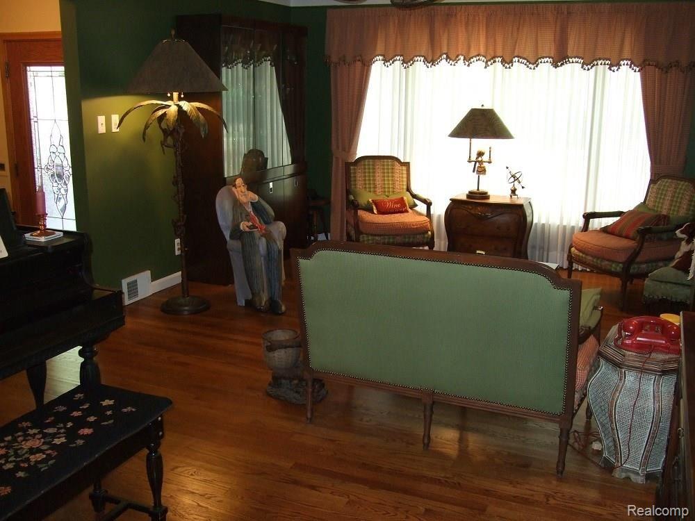 9920 Reeck Road Allen Park, MI 48101 - Photo 23 of 39 LARGE LIVING ROOM WITH PICTURE WINDOW AND ENTRY TO FOYER ON THE LEFT.