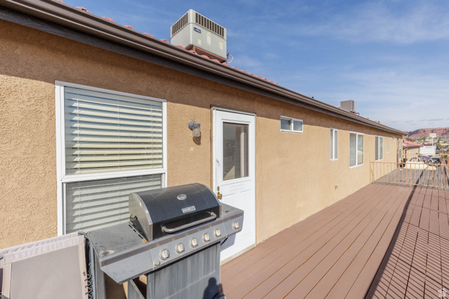 161 West 950 South, Unit S4 St. George, UT 84770 - Photo 17 of 21 Wooden deck with a grill