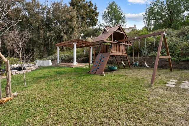 a view of a house with backyard