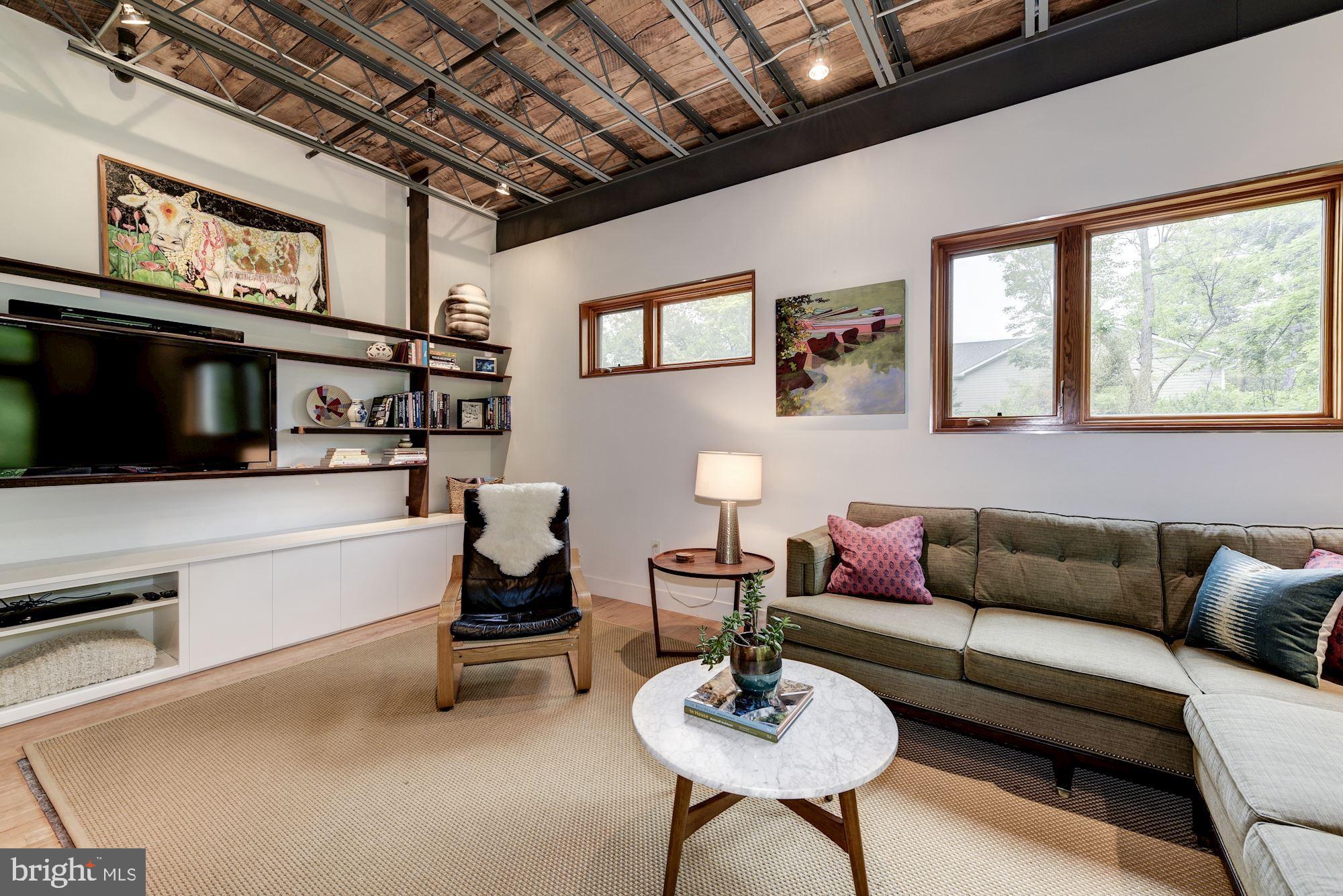 6 Thorne Road Cabin John, MD 20818 - Photo 6 of 39 Living room area
