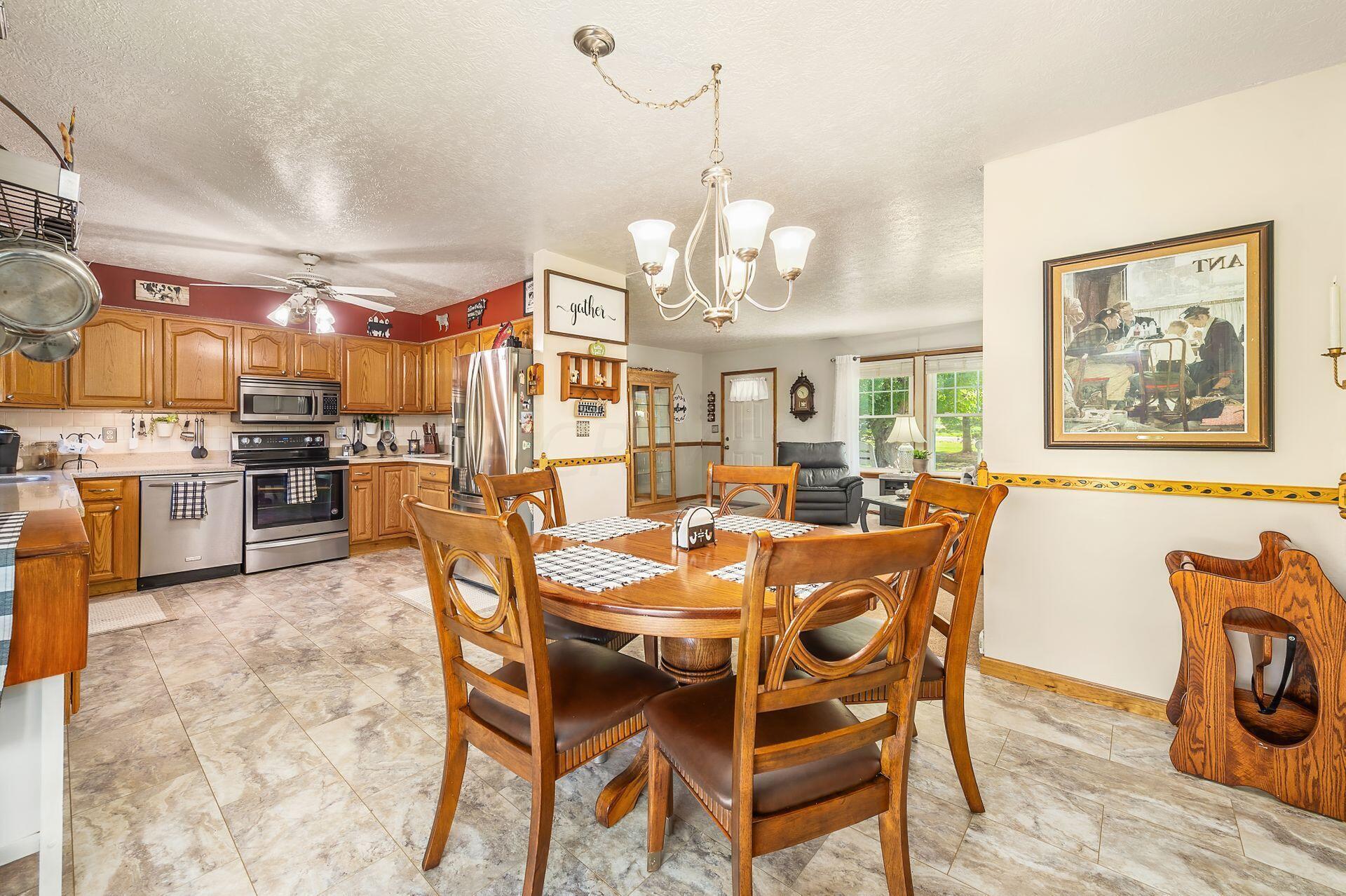 Eat-in-Kitchen