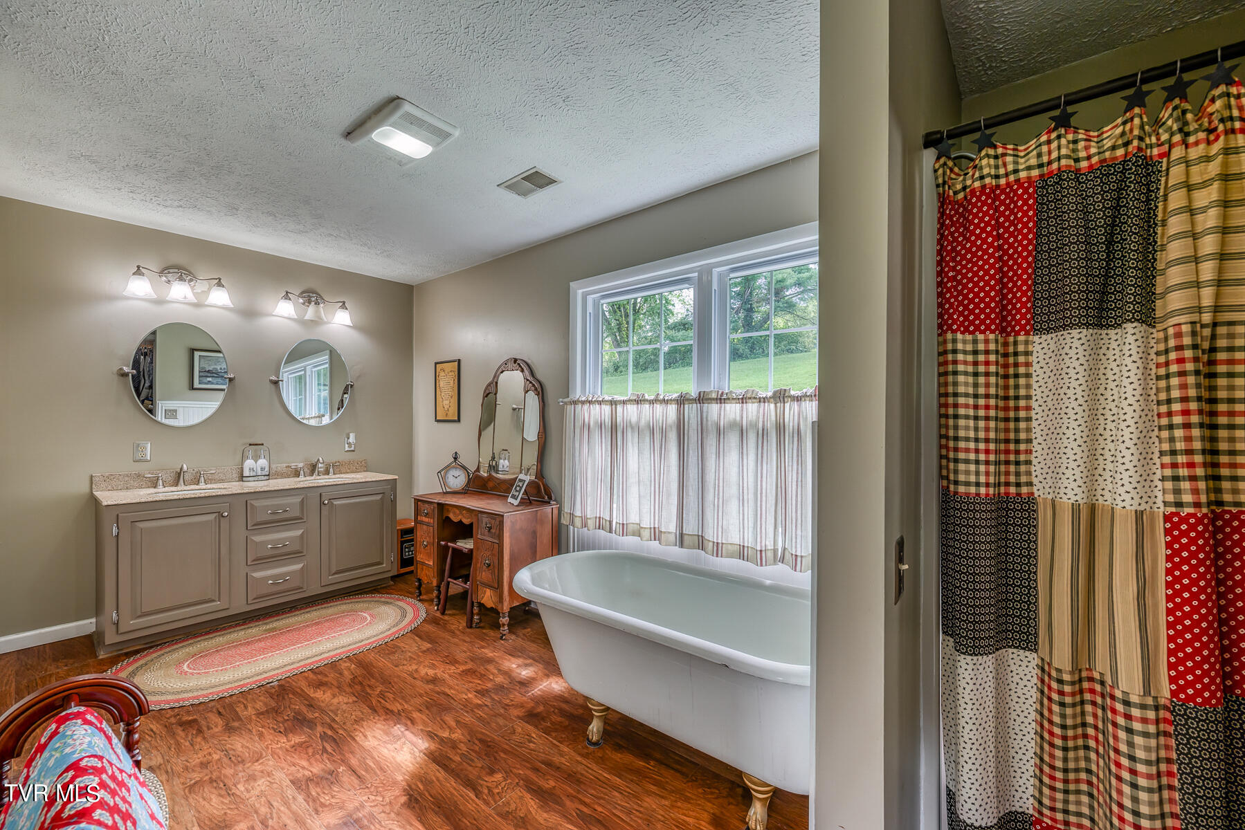 302 Spring Drive Cedar Bluff, VA 24609 - Photo 17 of 28 MASTER BATH