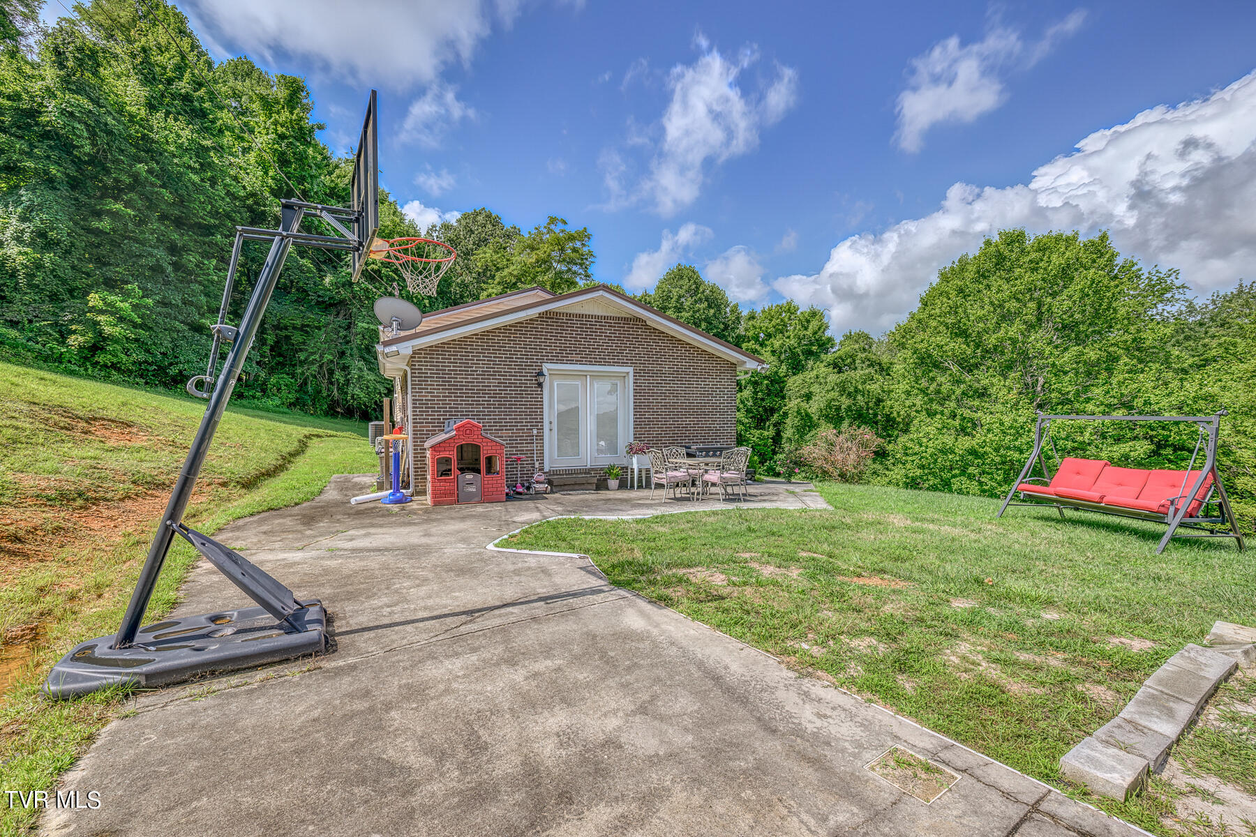 302 Spring Drive Cedar Bluff, VA 24609 - Photo 4 of 28 LEFT SIDE