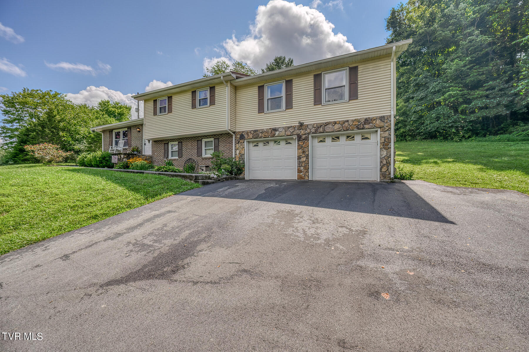 302 Spring Drive Cedar Bluff, VA 24609 - Photo 5 of 28 GARAGE AREA