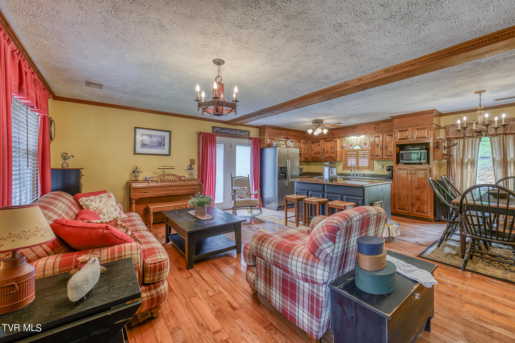 302 Spring Drive Cedar Bluff, VA 24609 - Photo 6 of 28 LIVING ROOM