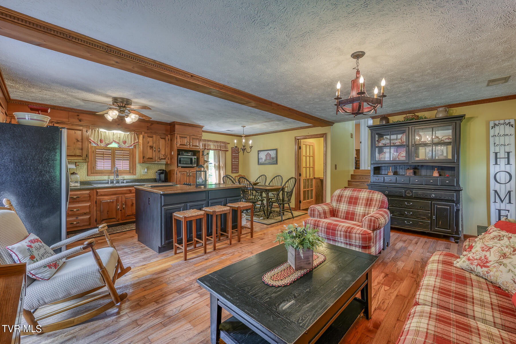 302 Spring Drive Cedar Bluff, VA 24609 - Photo 7 of 28 LIVING ROOM 2