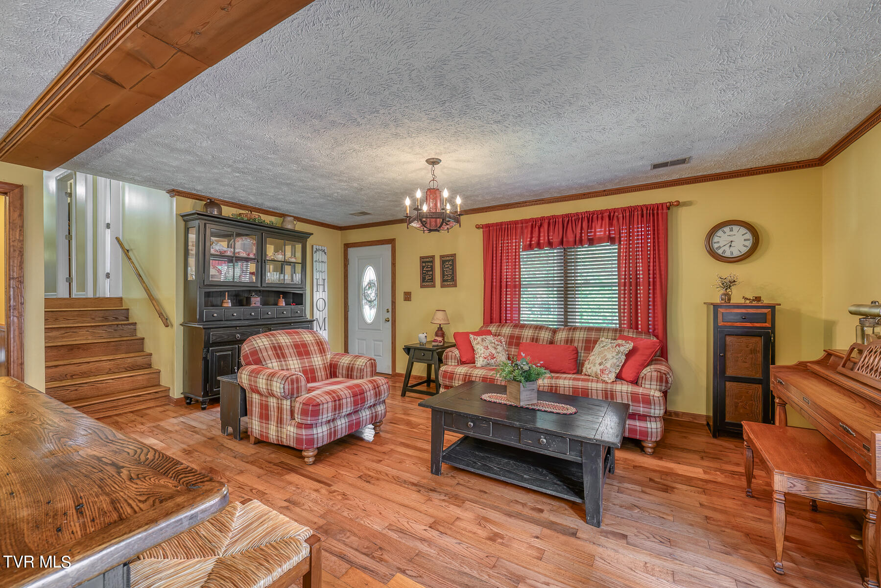 302 Spring Drive Cedar Bluff, VA 24609 - Photo 8 of 28 LIVING ROOM 3