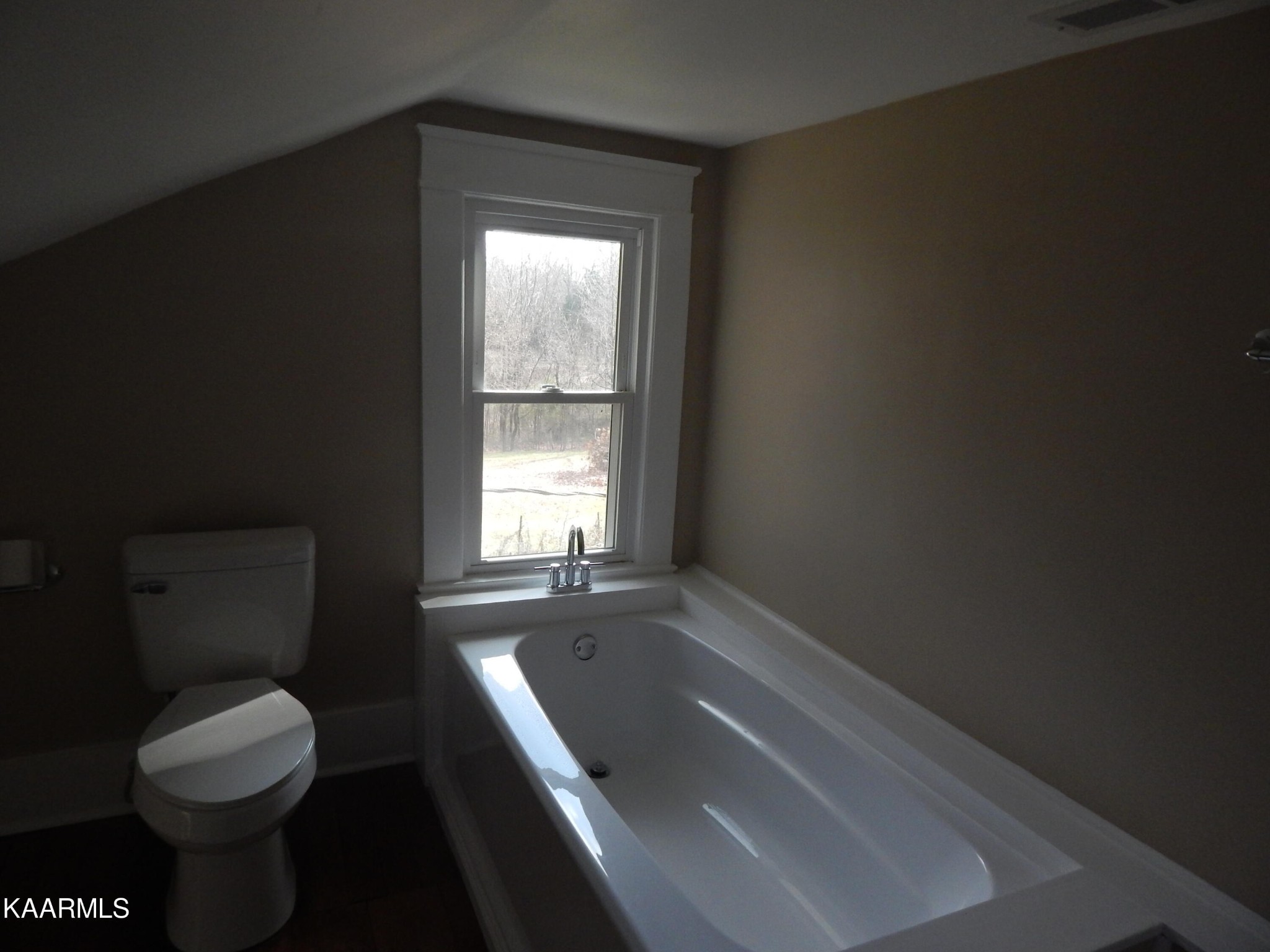 367 Reed Road Greeneville, TN 37745 - Photo 35 of 51 a bathroom with a toilet a sink and a bathtub