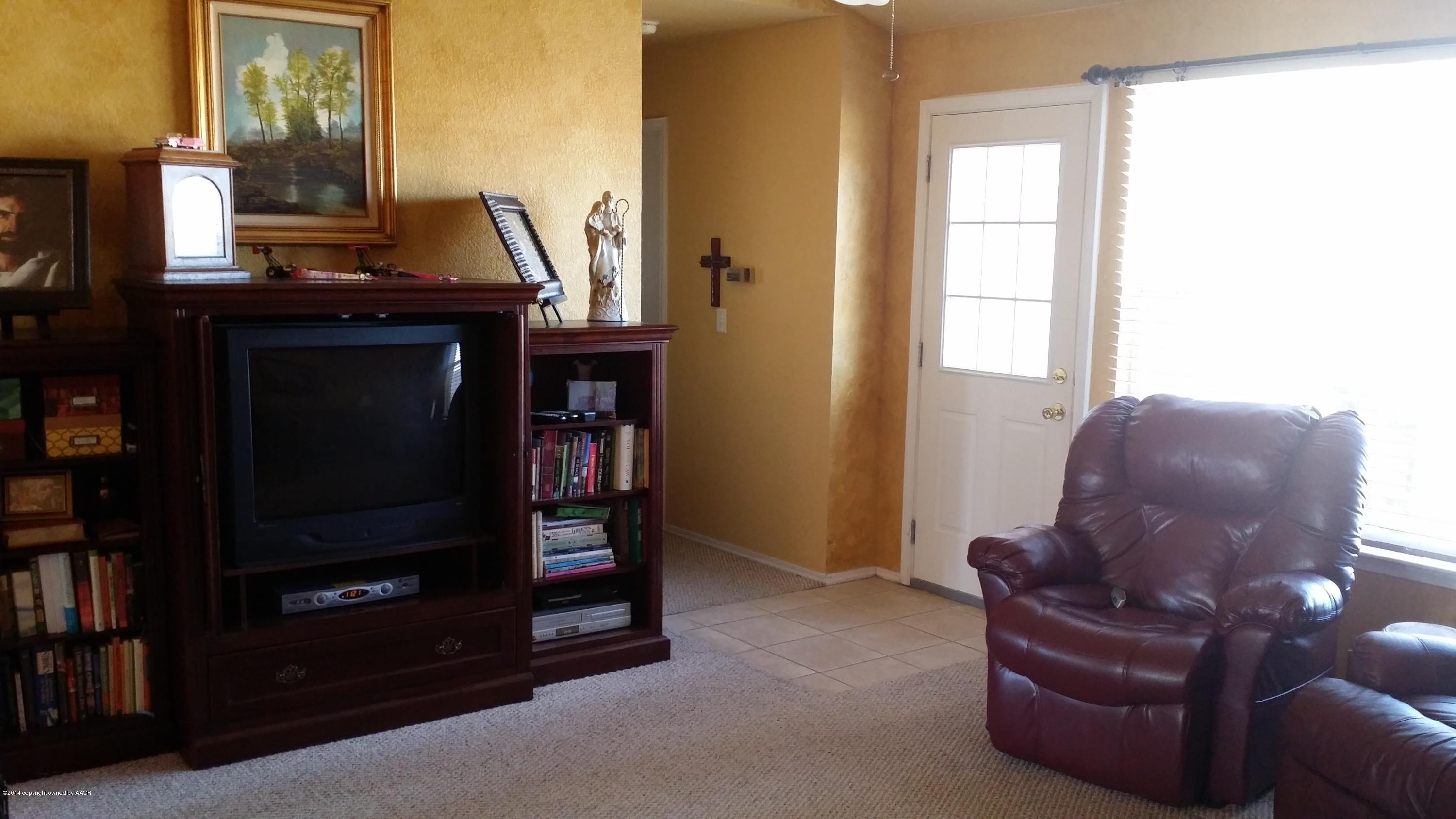 1148 Shasta Drive Amarillo, TX 79110 - Photo 2 of 22 Living Room