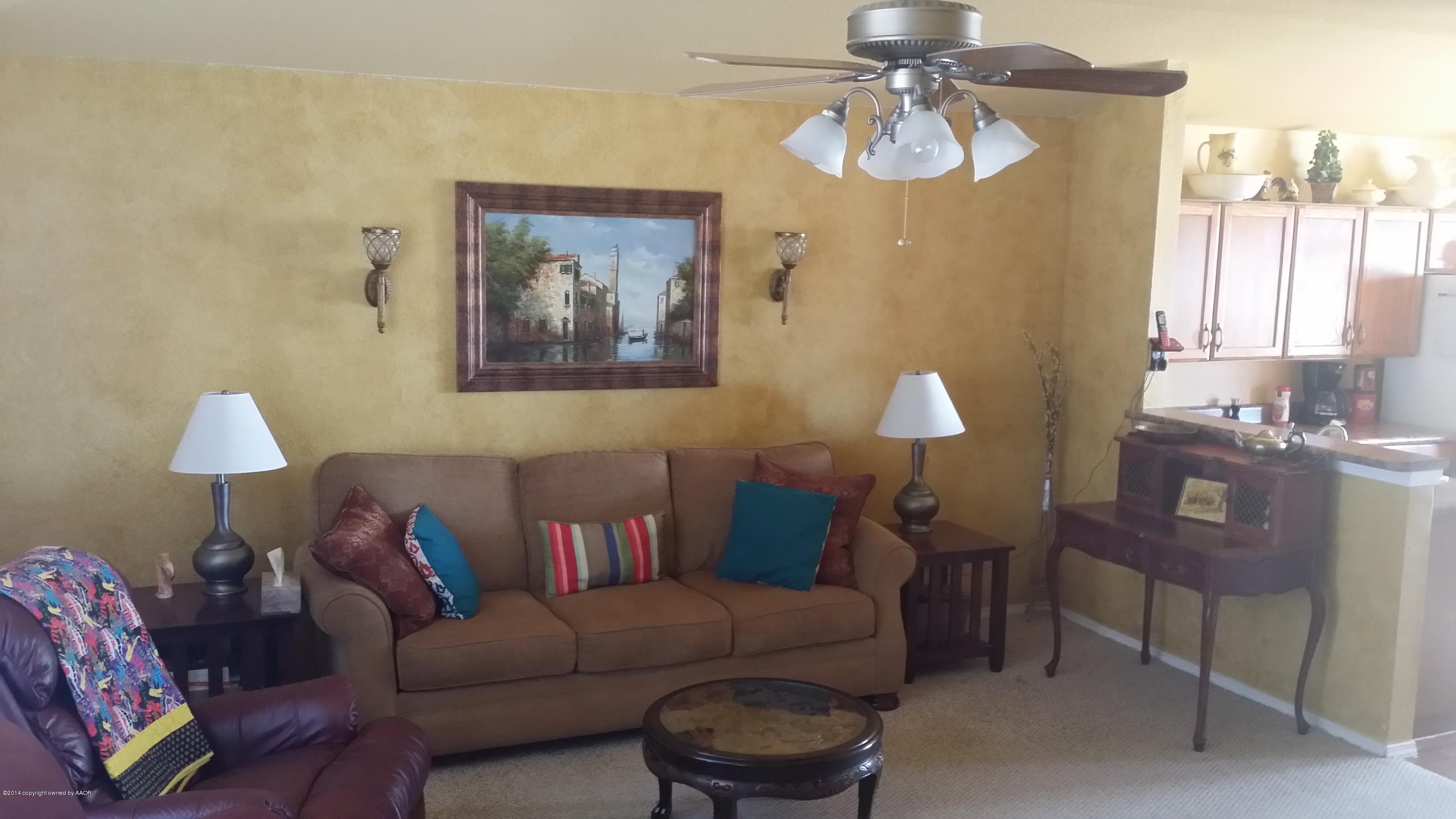 1148 Shasta Drive Amarillo, TX 79110 - Photo 3 of 22 Living Room
