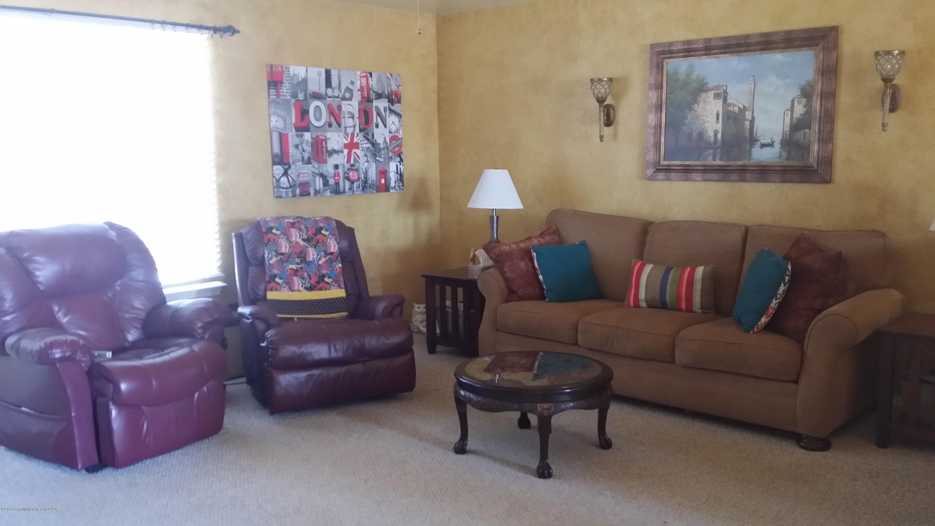 1148 Shasta Drive Amarillo, TX 79110 - Photo 4 of 22 Living Room
