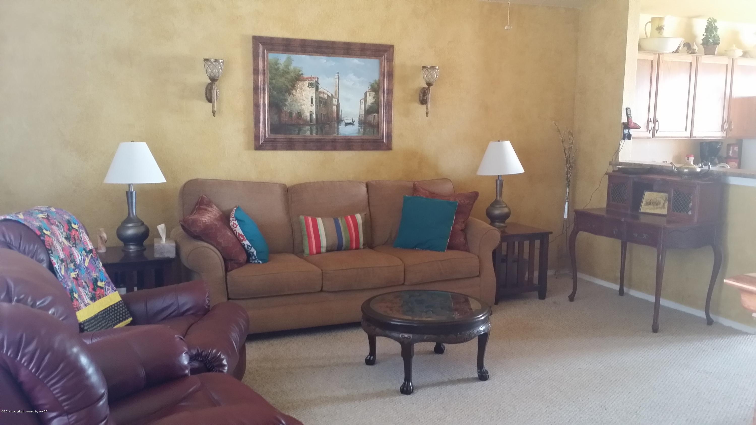 1148 Shasta Drive Amarillo, TX 79110 - Photo 5 of 22 Living Room
