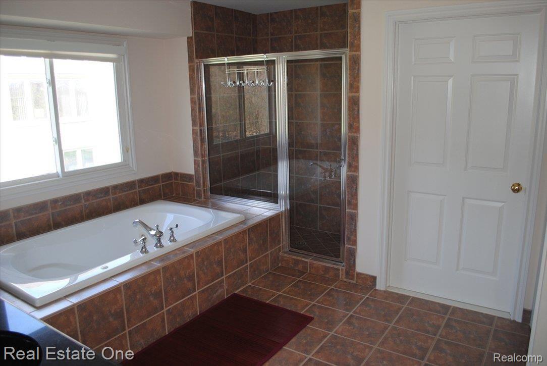 1745 Westridge Drive Rochester, MI 48306 - Photo 9 of 10 MASTER SHOWER & TUB