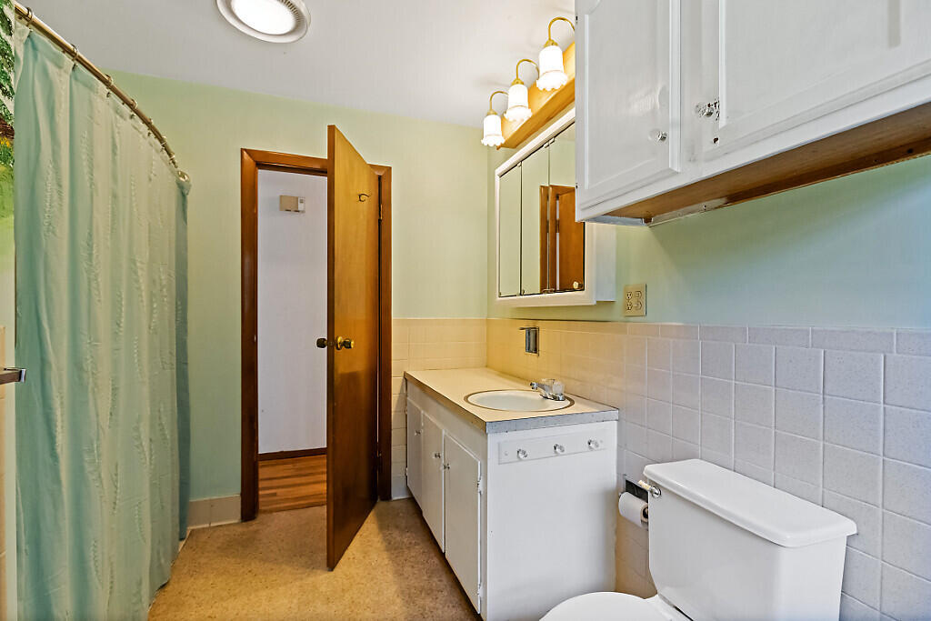 155 Belgrade Road Oakland, ME 04963 - Photo 14 of 50 14 1st floor full bath