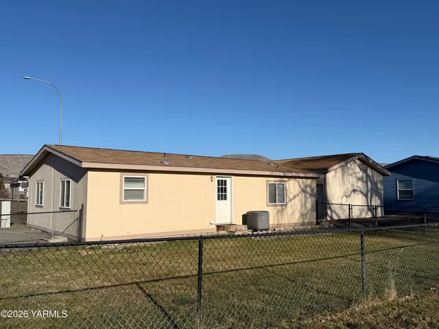 $315,000 | 3701 Gun Club Road, Unit 152, Yakima, WA 98901