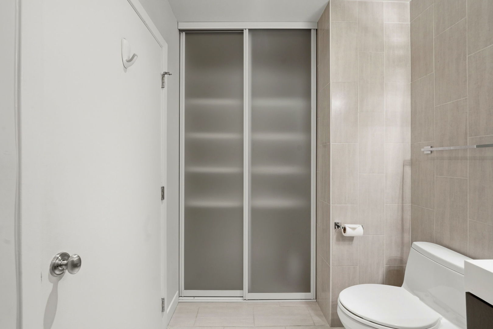 910 West Madison Street, Unit 808 Chicago, IL 60607 - Photo 19 of 37 a bathroom with a toilet and a shower