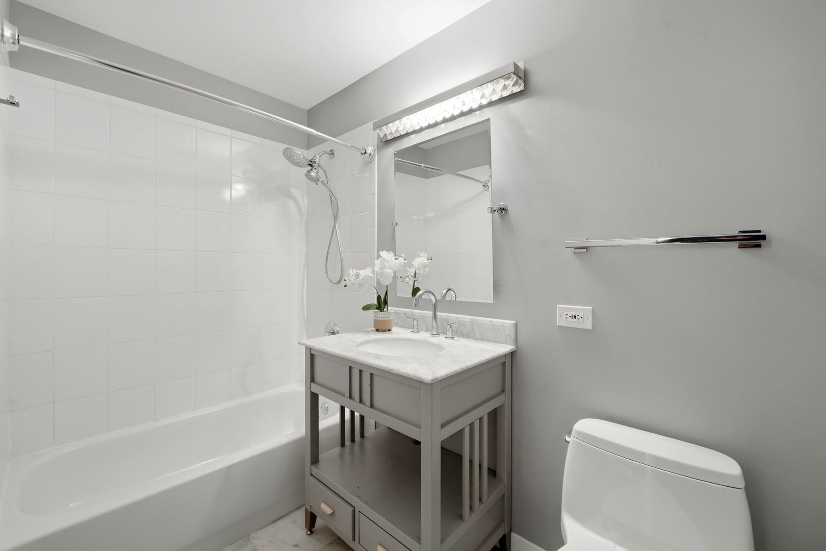 910 West Madison Street, Unit 808 Chicago, IL 60607 - Photo 23 of 37 a bathroom with a sink a toilet and a bathtub