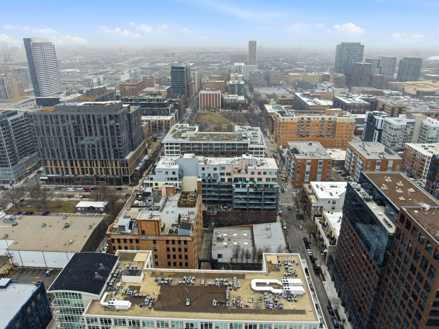 910 West Madison Street, Unit 808 Chicago, IL 60607 - Photo 35 of 37 a city view with tall buildings