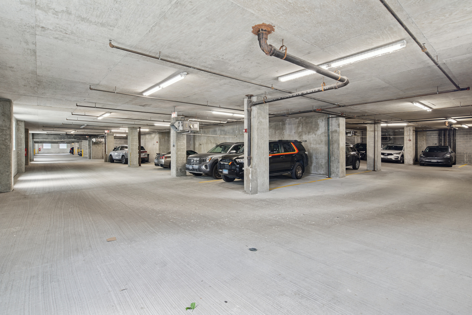 910 West Madison Street, Unit 808 Chicago, IL 60607 - Photo 36 of 37 a view of a big room with gym equipment
