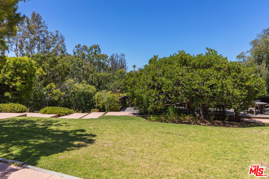 535 North Tigertail Road Los Angeles, CA 90049 - Photo 11 of 15 Gallery Image 11
