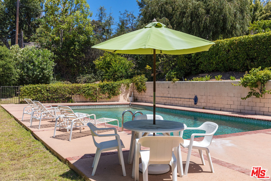 535 North Tigertail Road Los Angeles, CA 90049 - Photo 13 of 15 Gallery Image 13