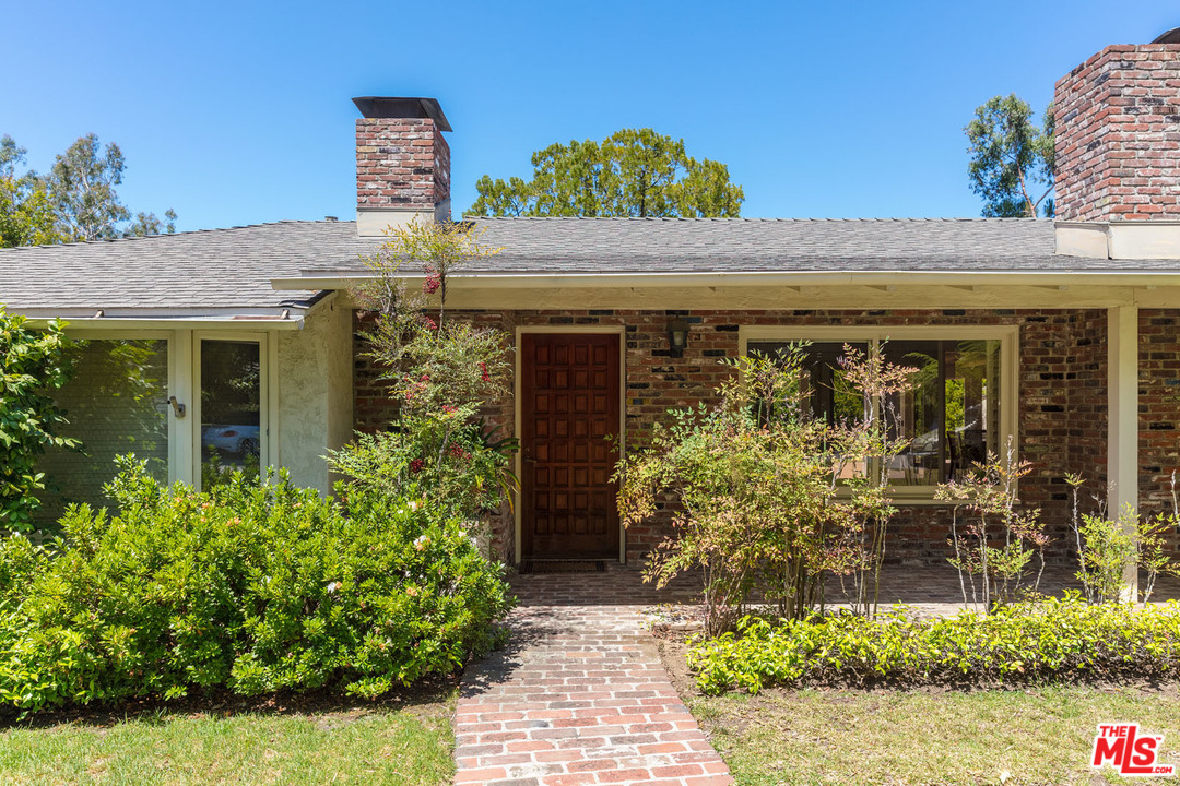 535 North Tigertail Road Los Angeles, CA 90049 - Photo 3 of 15 Gallery Image 3
