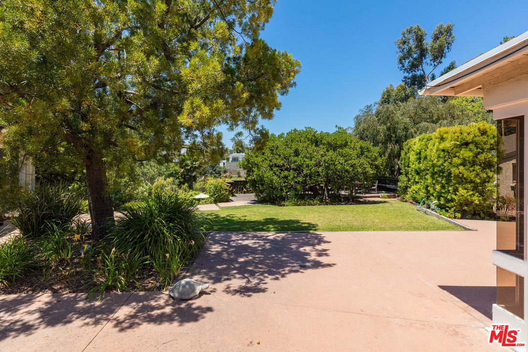 535 North Tigertail Road Los Angeles, CA 90049 - Photo 7 of 15 Gallery Image 7