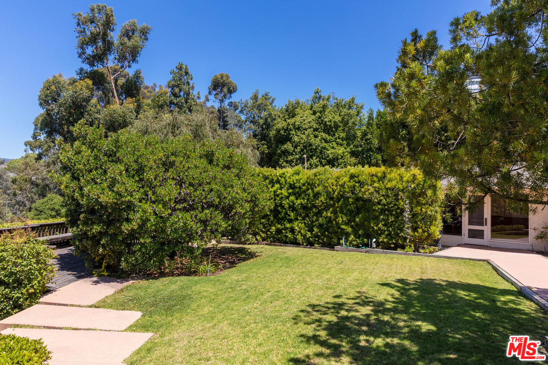 535 North Tigertail Road Los Angeles, CA 90049 - Photo 8 of 15 Gallery Image 8