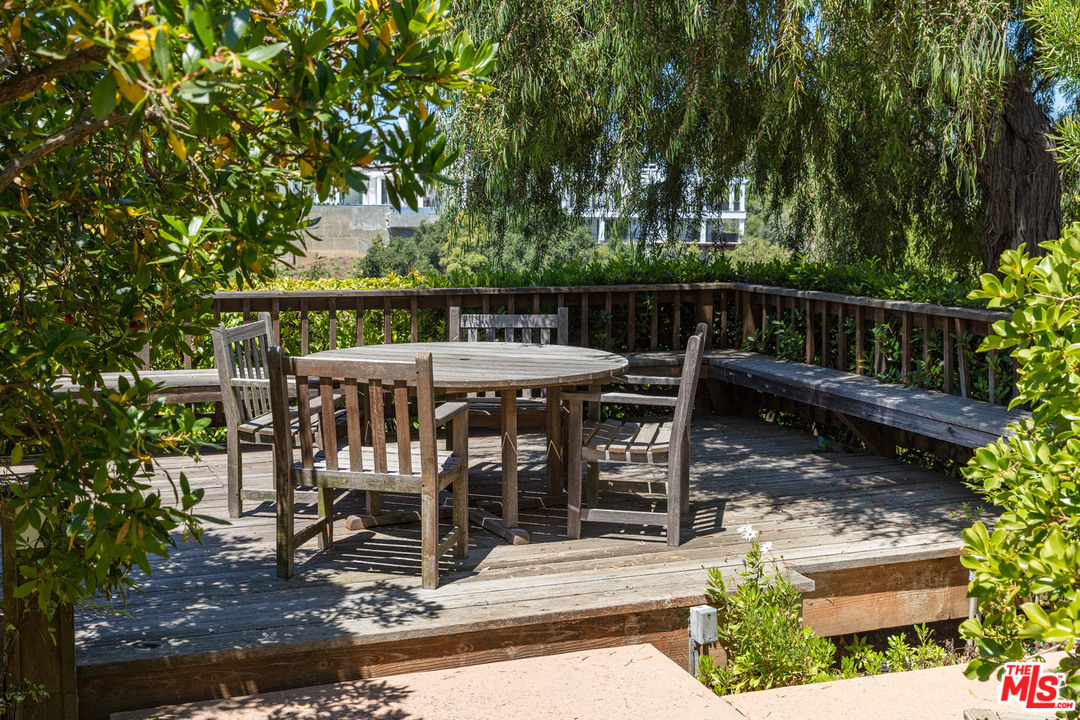 535 North Tigertail Road Los Angeles, CA 90049 - Photo 10 of 15 Gallery Image 10
