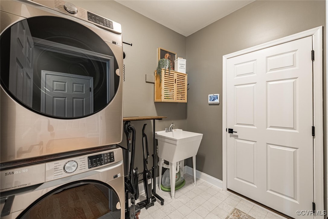 15813 Maclear Drive Midlothian, VA 23112 - Photo 24 of 38 a utility room with dryer and washer