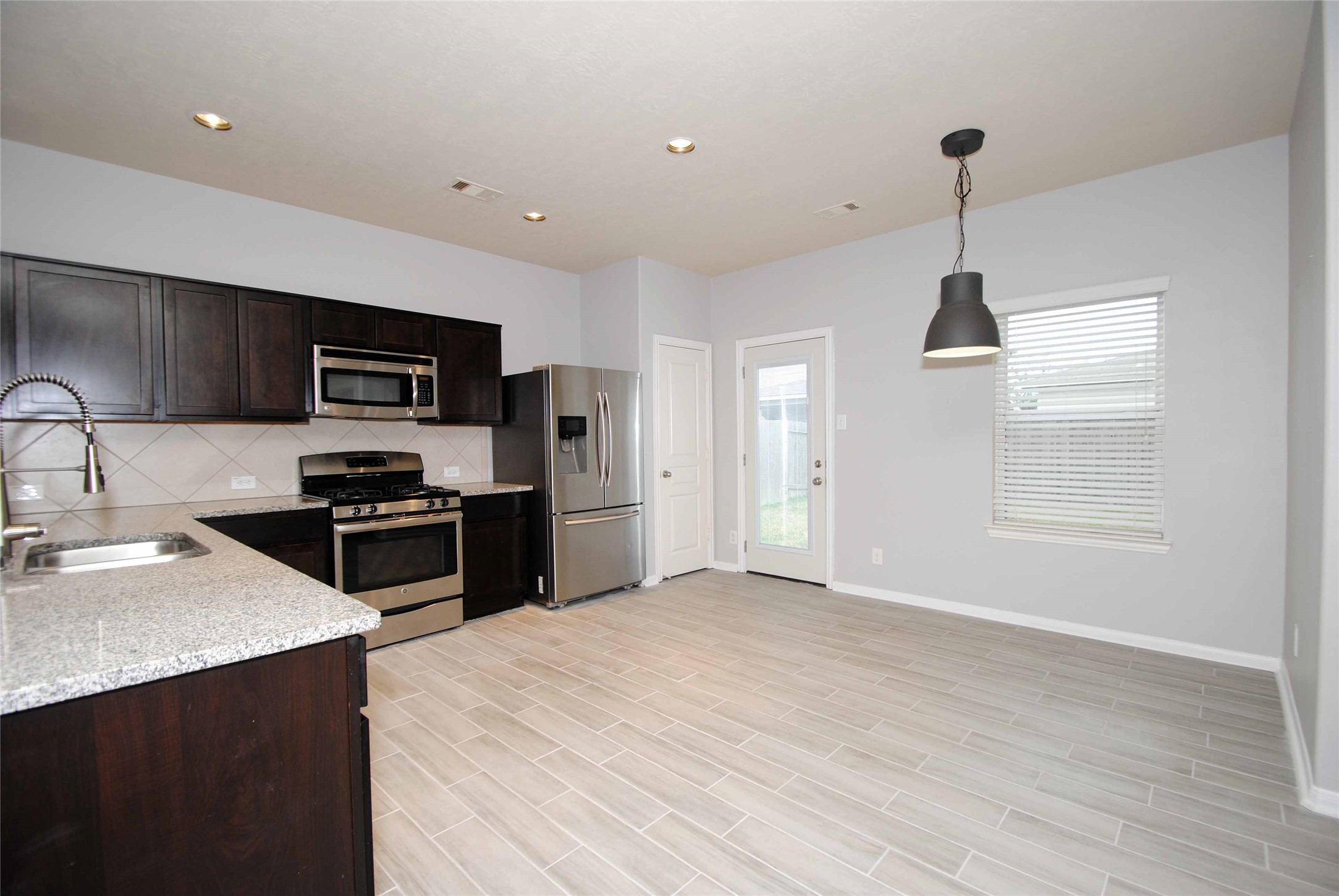 7019 Hazelnut Lane Baytown, TX 77521 - Photo 14 of 29