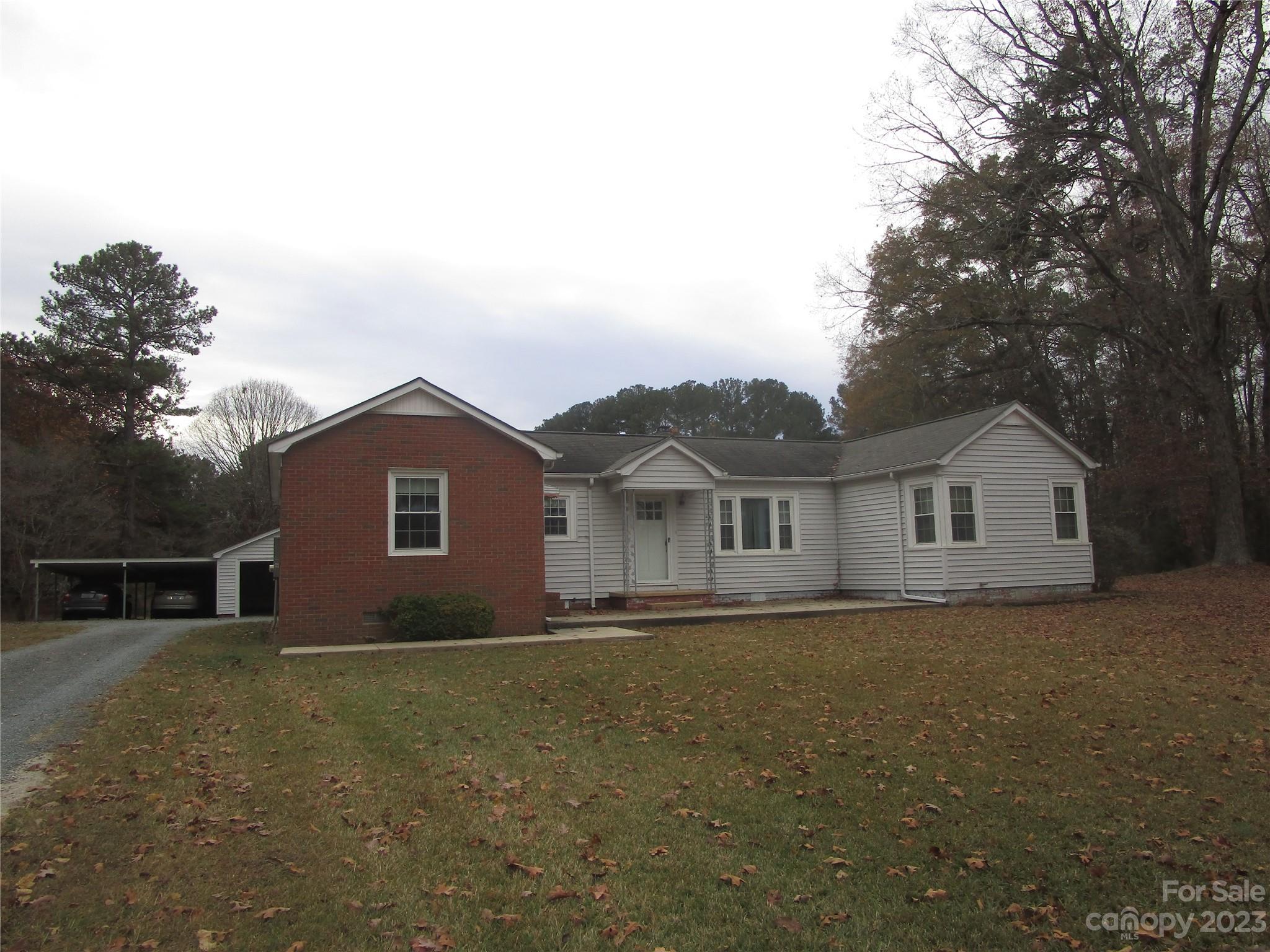 a view of a house with a yard