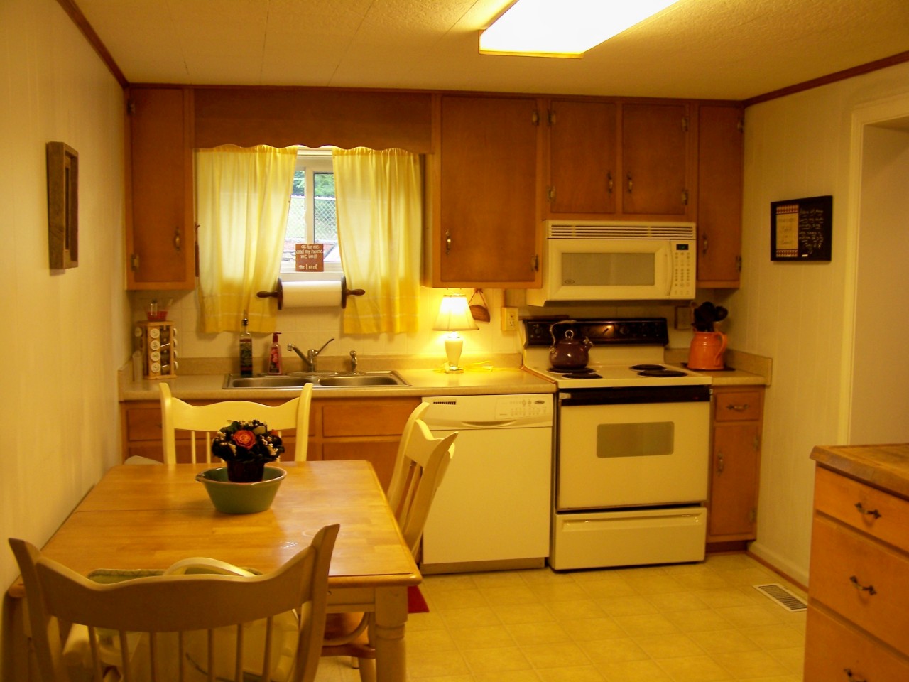 618 North Mill Road Salem, VA 24153 - Photo 7 of 26 Spacious Eat-in Kitchen
