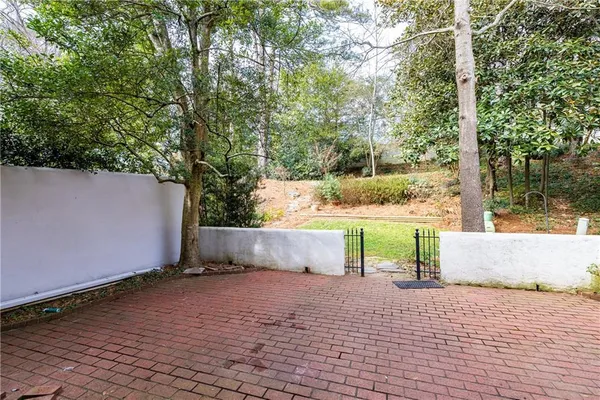 a view of a backyard