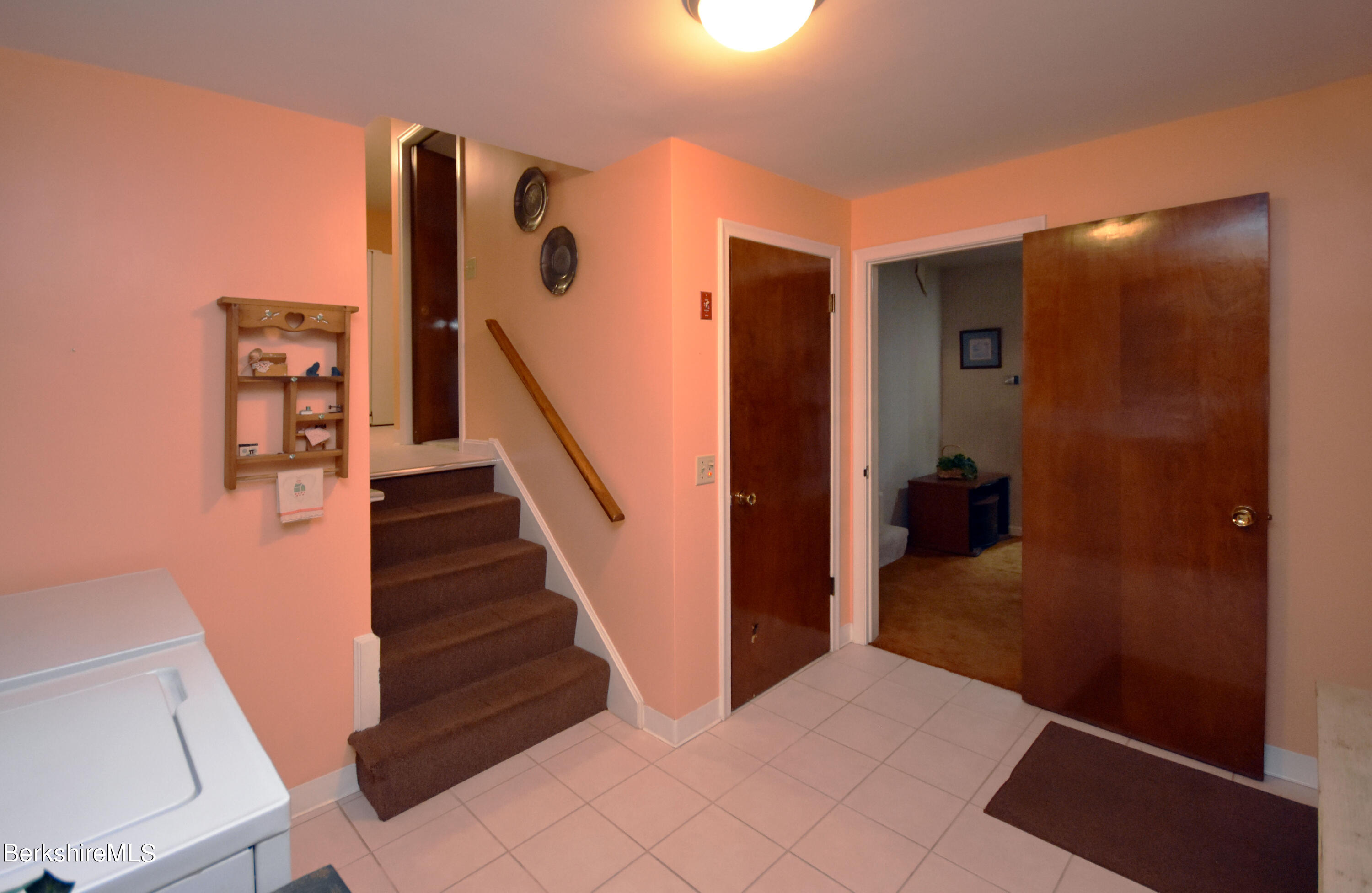 775 East New Lenox Road Pittsfield, MA 01201 - Photo 28 of 46 Laundry/Mud Room