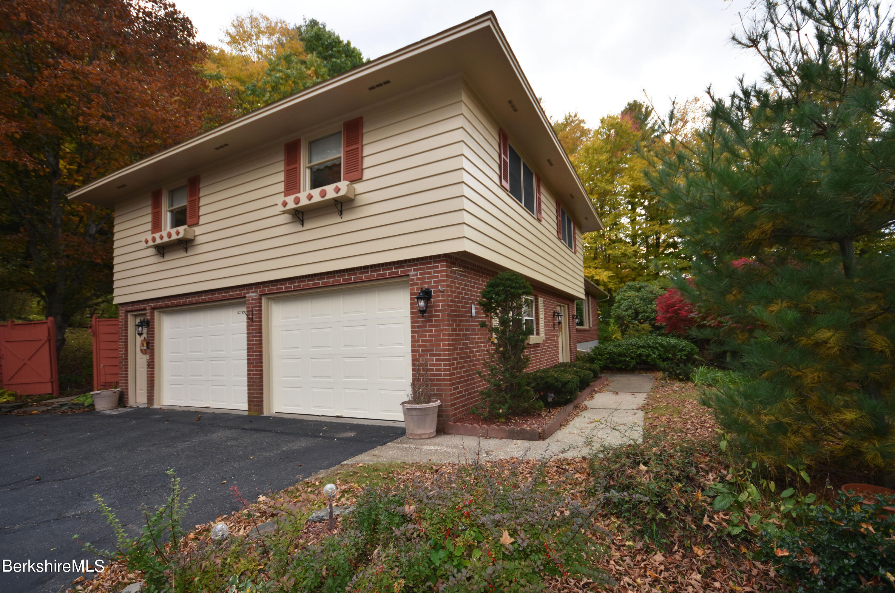 775 East New Lenox Road Pittsfield, MA 01201 - Photo 3 of 46 Exterior