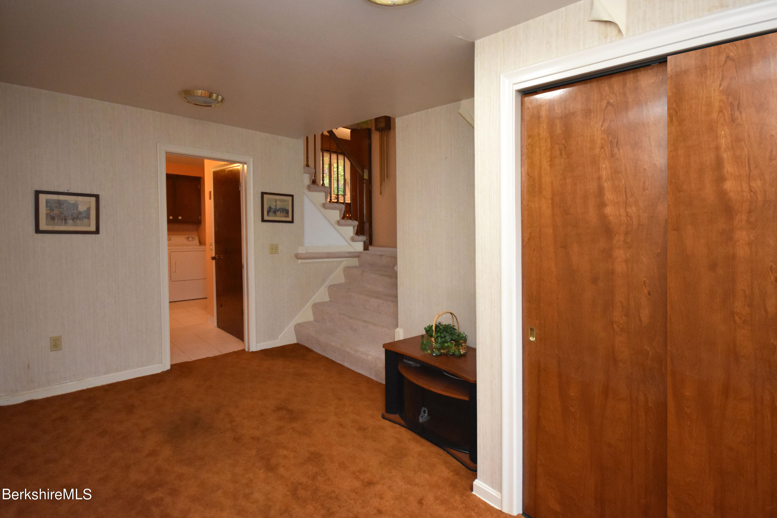 775 East New Lenox Road Pittsfield, MA 01201 - Photo 39 of 46 Foyer