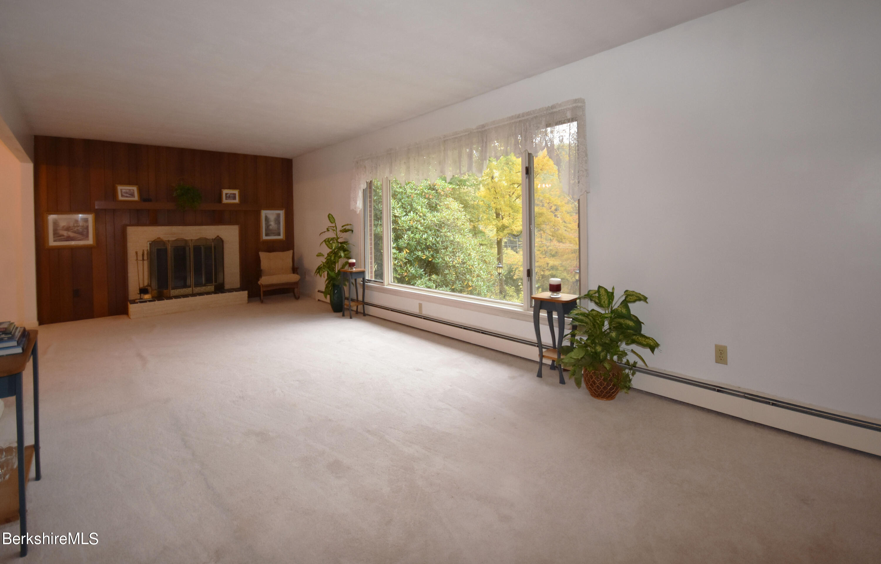 775 East New Lenox Road Pittsfield, MA 01201 - Photo 6 of 46 Living Room