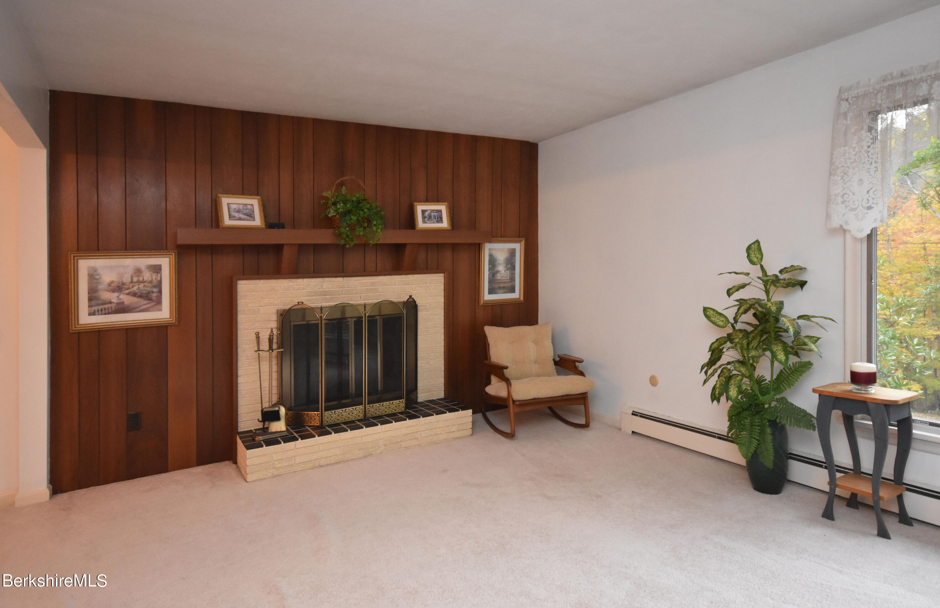 775 East New Lenox Road Pittsfield, MA 01201 - Photo 8 of 46 Living Room