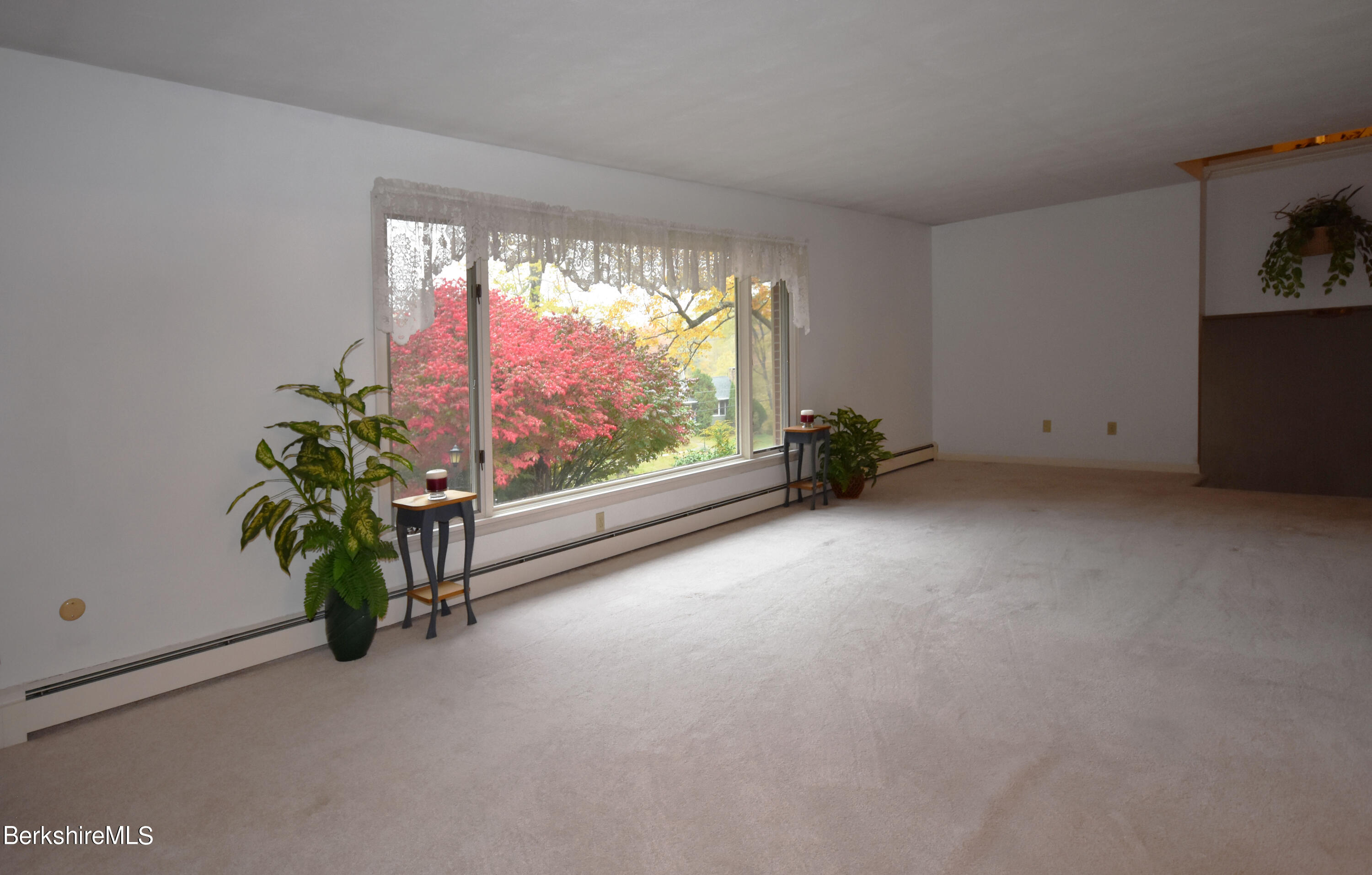 775 East New Lenox Road Pittsfield, MA 01201 - Photo 9 of 46 Living Room