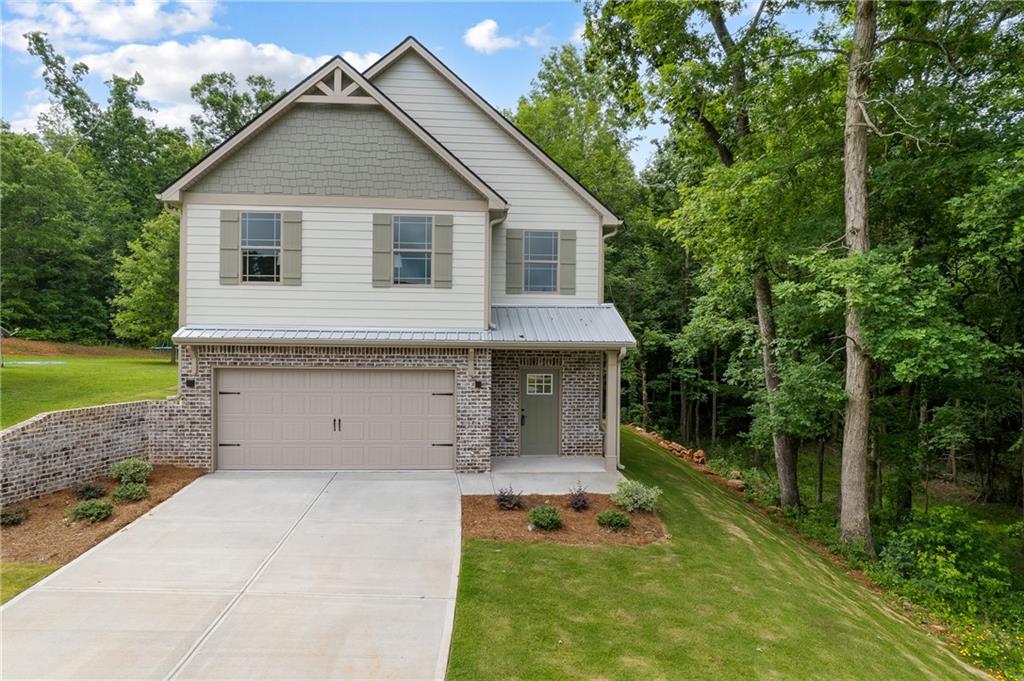a view of a house with backyard