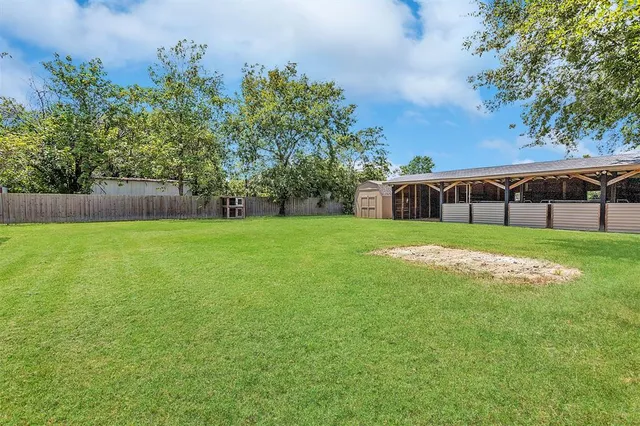 a view of a house with backyard and garden