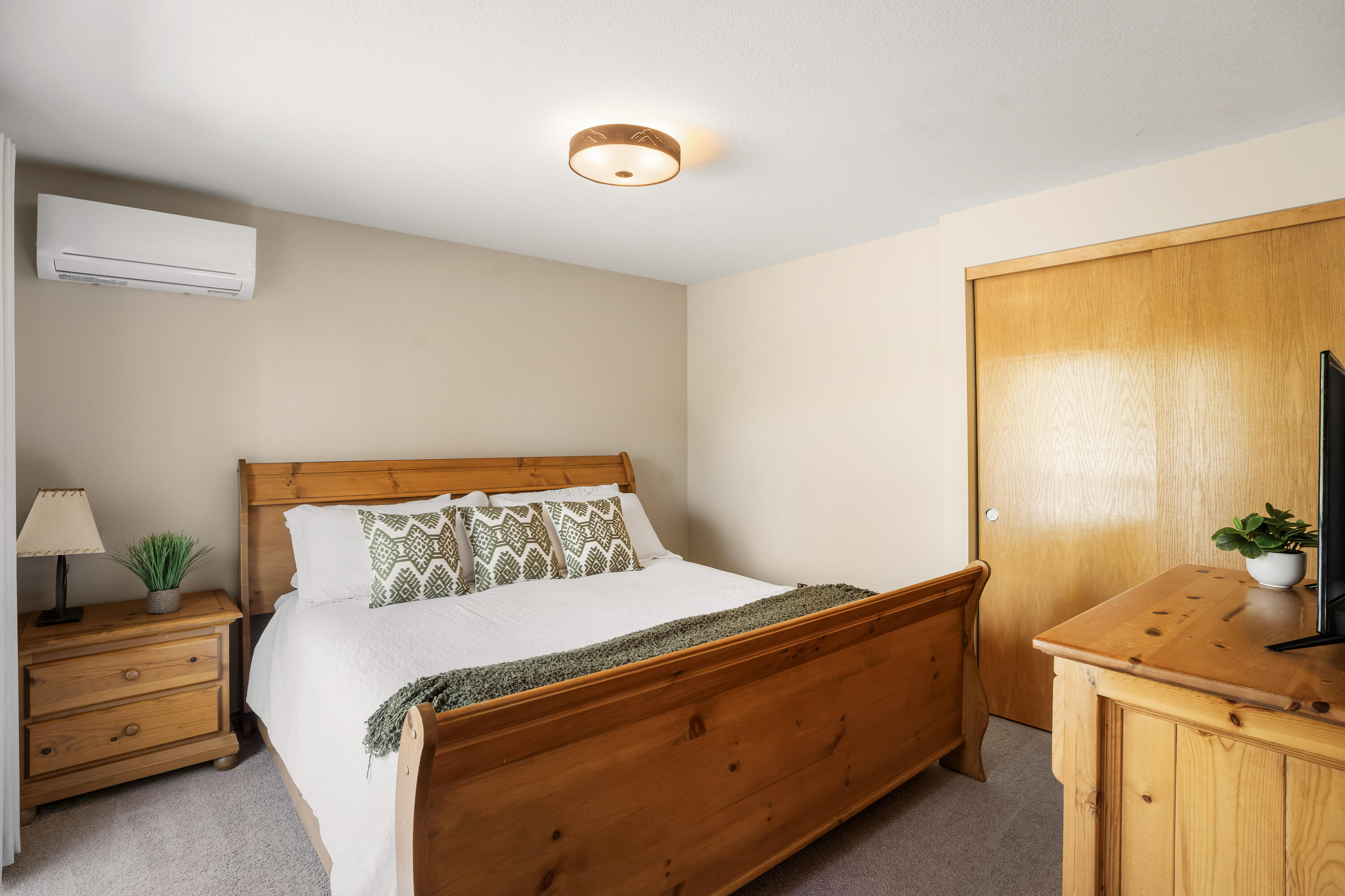 57711 Splitrock Lane, Unit 12 Sunriver, OR 97707 - Photo 11 of 21 Upstairs Guest Bedroom