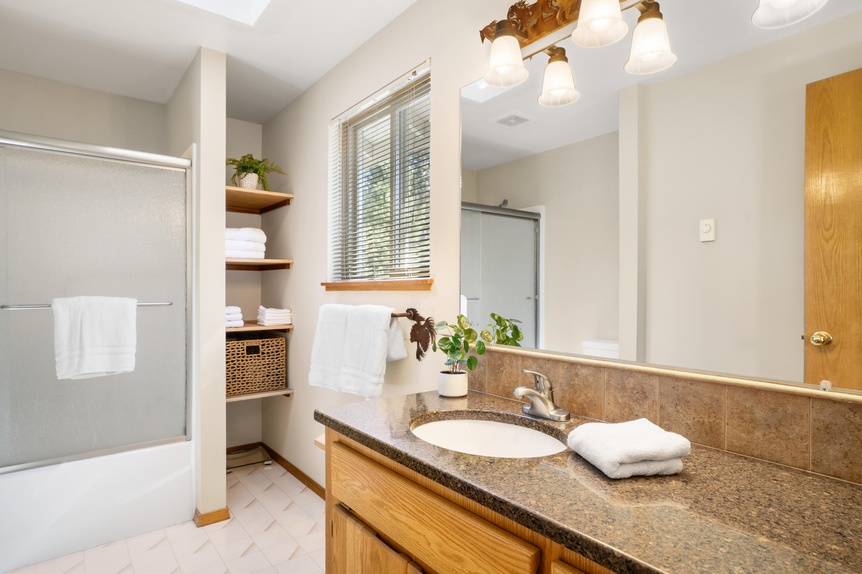 57711 Splitrock Lane, Unit 12 Sunriver, OR 97707 - Photo 12 of 21 Upstairs Guest Bathroom