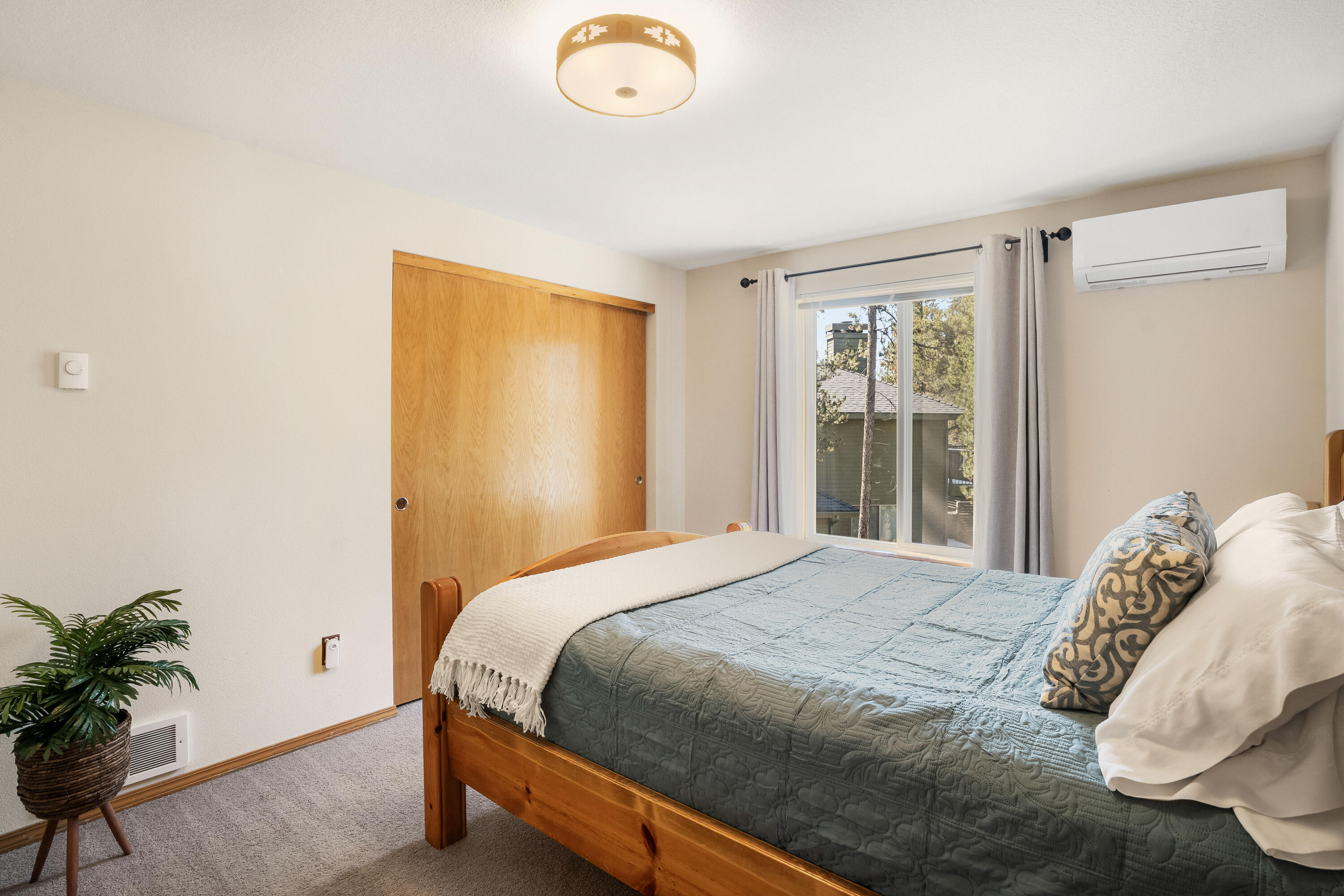 57711 Splitrock Lane, Unit 12 Sunriver, OR 97707 - Photo 13 of 21 Upstairs Guest Bedroom