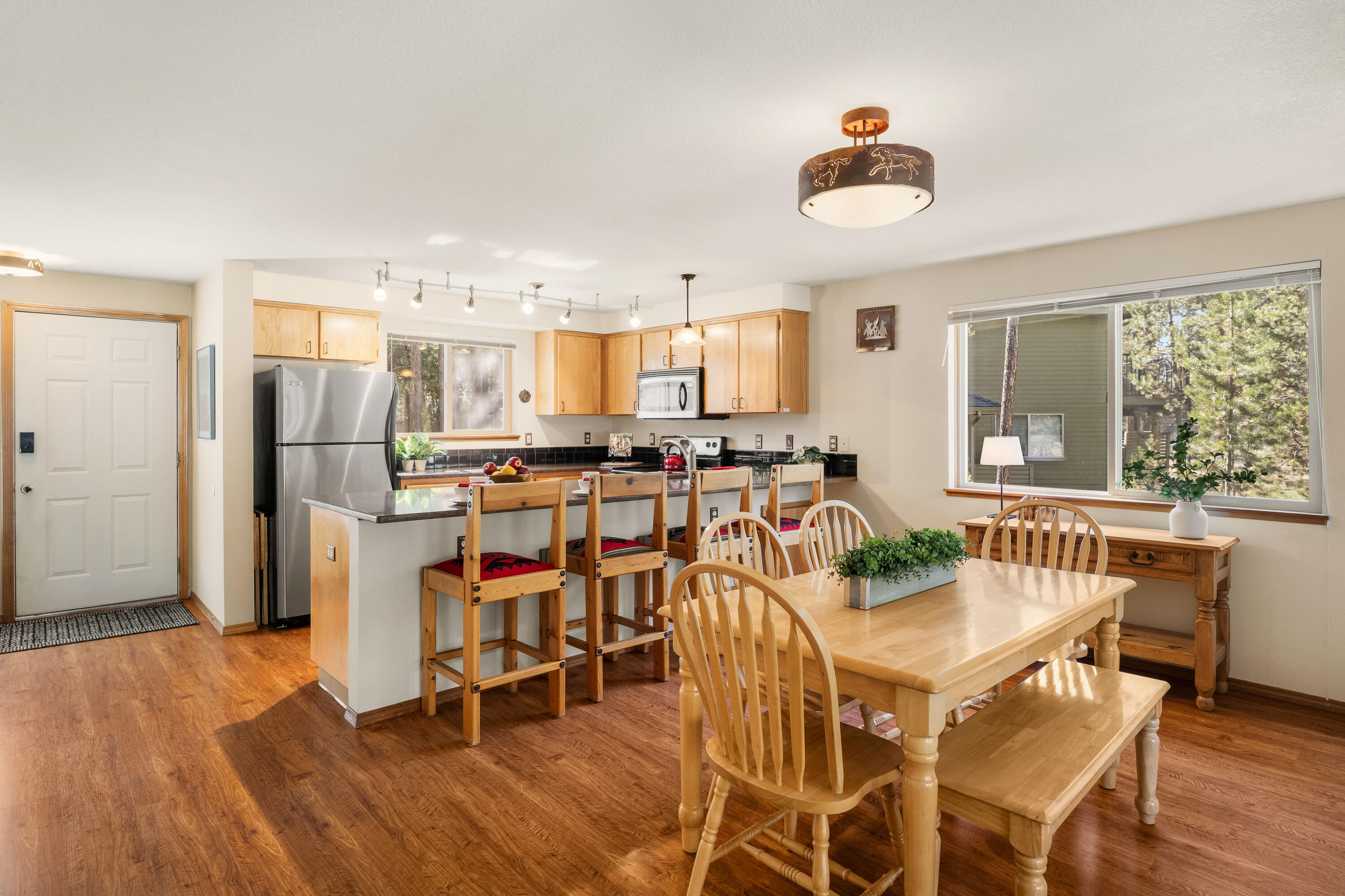57711 Splitrock Lane, Unit 12 Sunriver, OR 97707 - Photo 5 of 21 Breakfast Bar